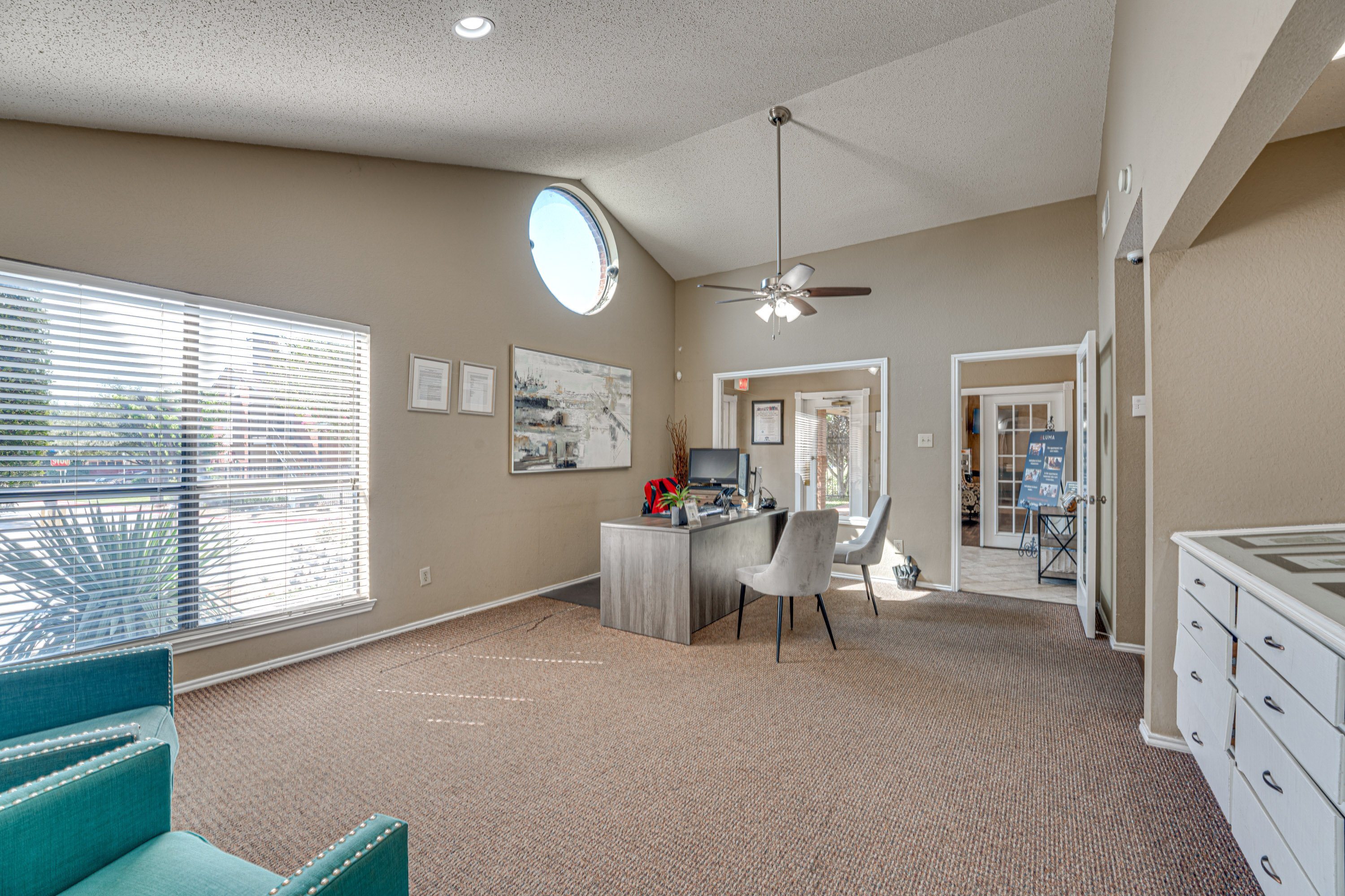 Room with a desk at Bardin Oaks Apartments, Texas, 76018